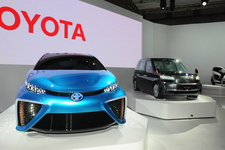 トヨタブース　左から「FCVコンセプト」・「JPN TAXIコンセプト」・「i-ROAD」