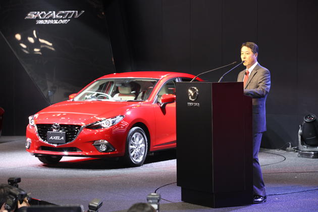 【東京モーターショー2013 現地速報】マツダがCNG（圧縮天然ガス）エンジンを搭載した「マツダ3 スカイアクティブCNGコンセプト」を世界初公開！