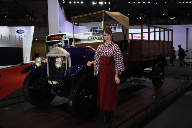 いすゞブースのコンパニオン