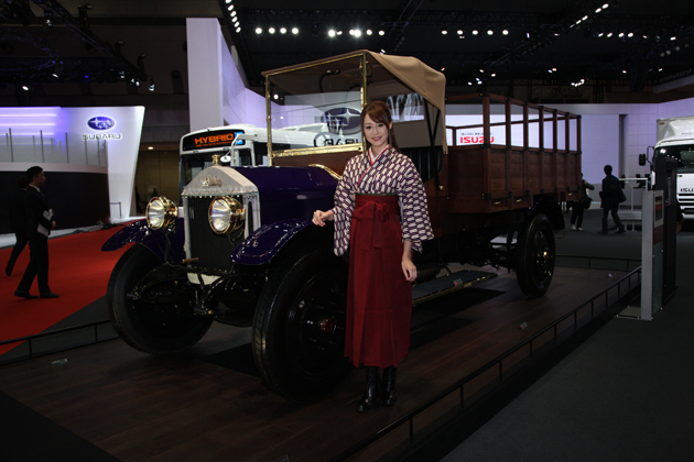 いすゞブースのコンパニオン