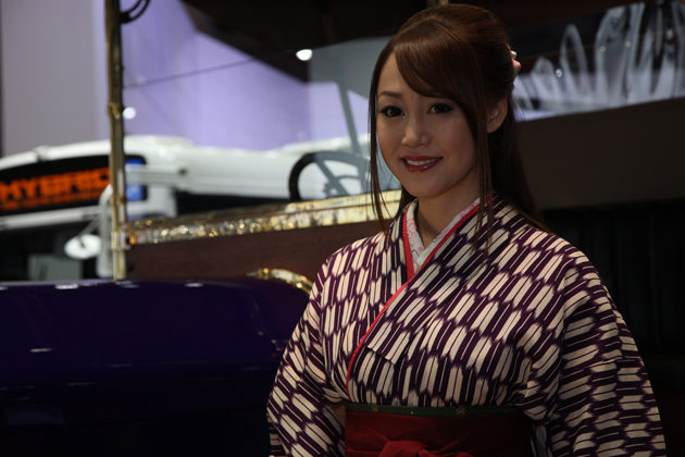 いすゞブースのコンパニオン