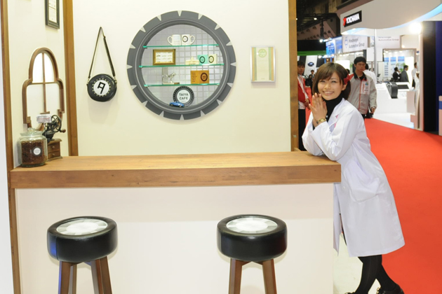 【綺麗な女医さんは好きですか？】安枝瞳の東京モーターショー診察中！【ブリヂストン編】