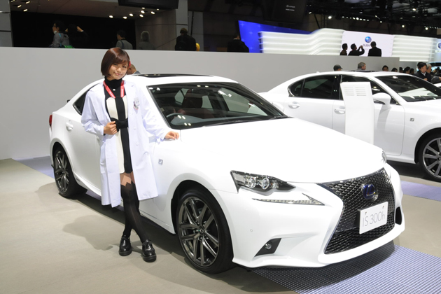 レクサス　IS300hと安枝瞳ちゃん