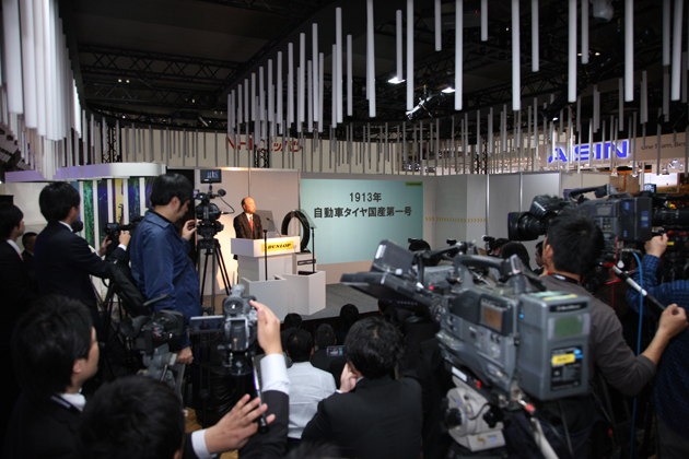 ダンロップブース（東京モーターショー2013 11月21日のプレスブリーフィングにて）