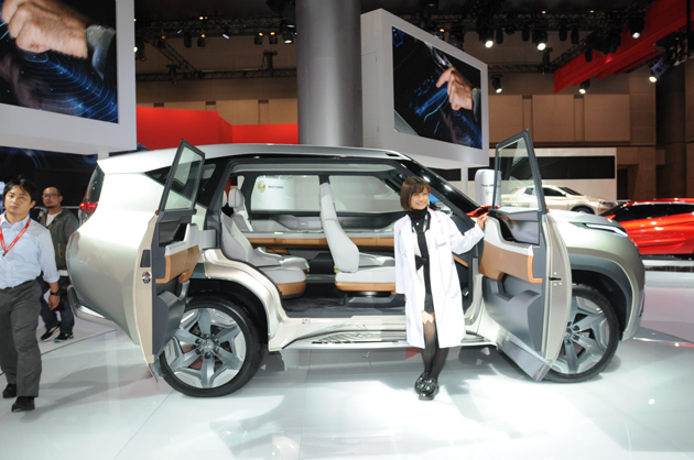 【綺麗な女医さんは好きですか？】安枝瞳の東京モーターショー診察中！【三菱編】