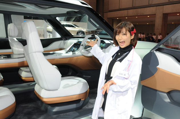 【綺麗な女医さんは好きですか？】安枝瞳の東京モーターショー診察中！【三菱編】
