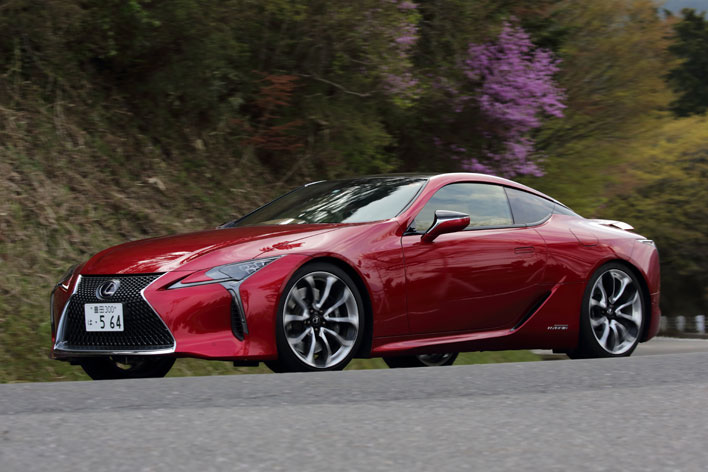 話題沸騰の高級クーペ「レクサス LC500/LC500h」を日本の公道で試す!|試乗レポート【オートックワン】