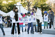 子供達へのスケートレッスンの様子