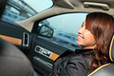 【女性にウケがいいドライブ作法入門】その9）車内ではマメであれ