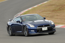 日産 GT-R 2012年モデル試乗動画レポート ～ピーター・ライオンからライオンのひと吠え～